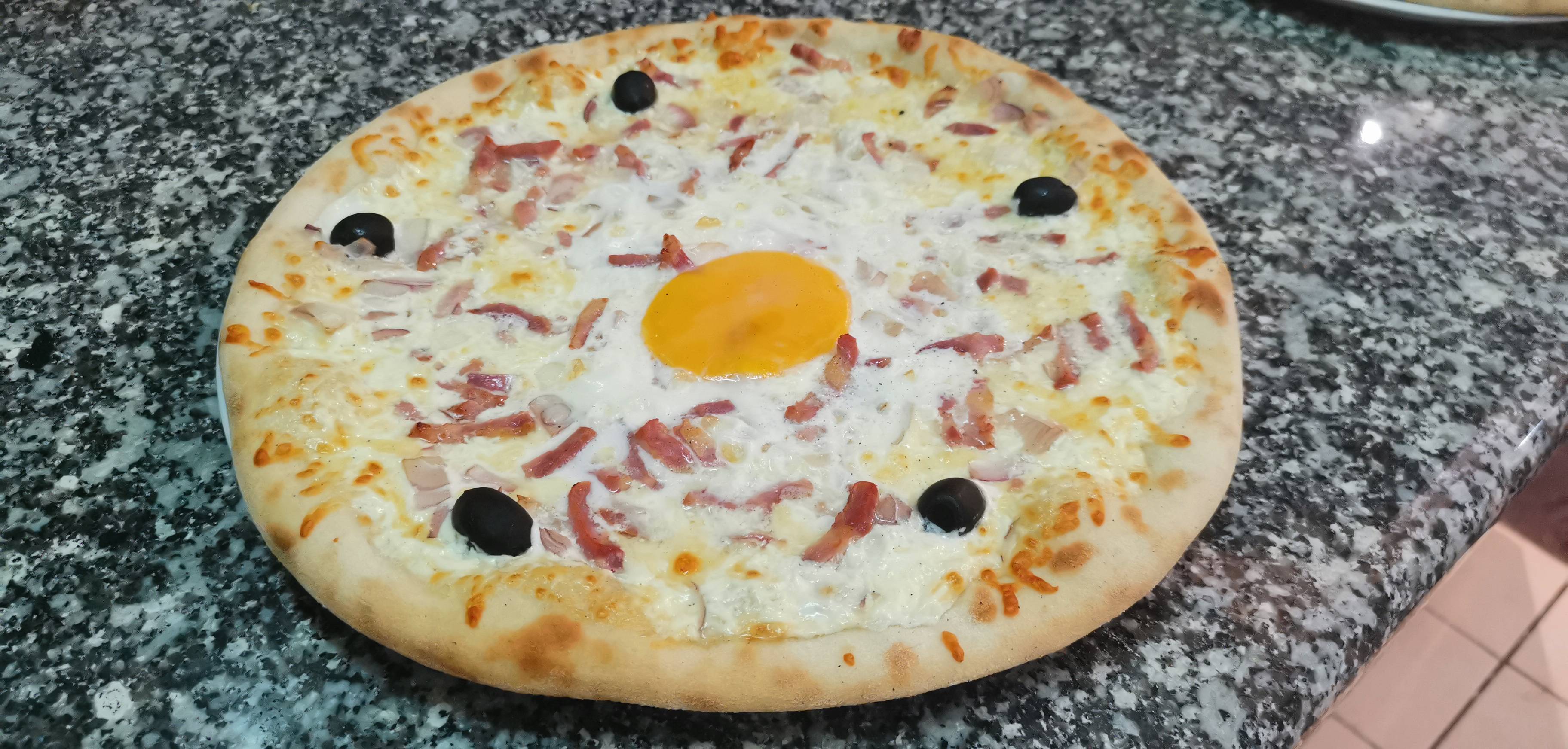 Pizza Alsacienne Fromage, lardons et œufs – Taille au choix